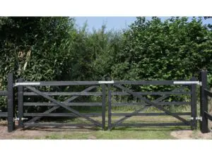 Barrière bois chevaux