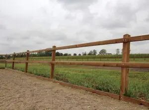 Clôture en bois traditionnelle