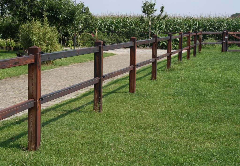 Clôture pour chevaux robuste créosoté | CLOTURE POUR CHEVAUX